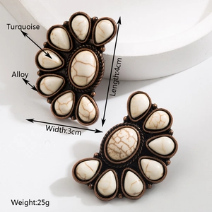 Gros plan de boucles d'oreilles rétro en bronze avec pierres turquoise et glands