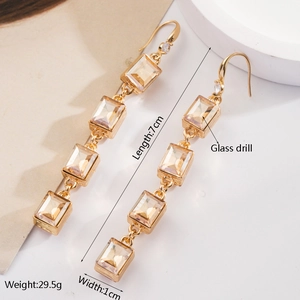 Détails des boucles d'oreilles bohèmes dorées avec cristaux de verre champagne et taille