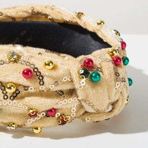 Makroaufnahme von Samt Stirnband mit goldenen Pailletten, bunten Perlen und Knoten