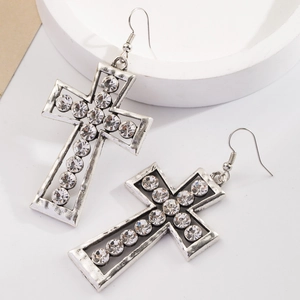 Pendientes de cruz plateados brillantes con pedrería pavé y elegantes ganchos