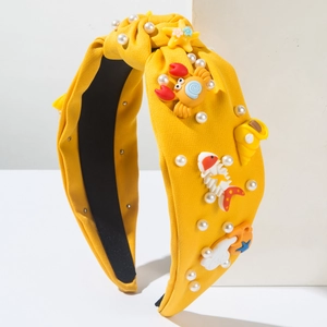 Serre-tête noué jaune avec pendentifs océan et perles blanches pour style de plage