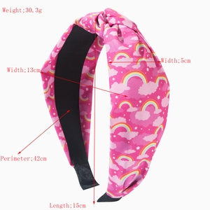 Roze geknoopte hoofdband met regenboogprint en afmetingen op witte achtergrond