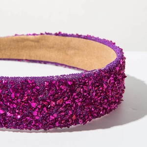 Détail du serre-tête pailleté violet avec sequins texturés et doublure en daim kaki doux