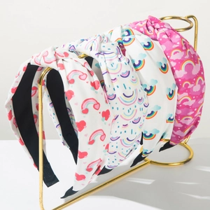 Dames Brede Geknoopte Hoofdband Regenboog Hart Print Polyester Stof Knoop Haarband Brede Rand Haarsieraad Mode Accessoires