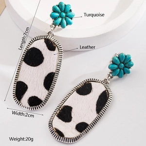 Boucles d'oreilles bohèmes avec turquoise et cuir léopard dans un cadre argenté