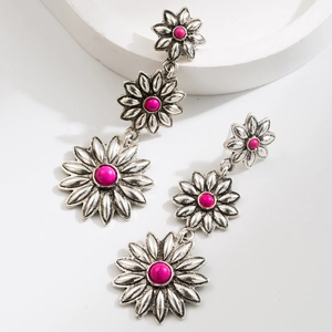 Détails de boucles d'oreilles vintage en argent à trois fleurs et pierres roses