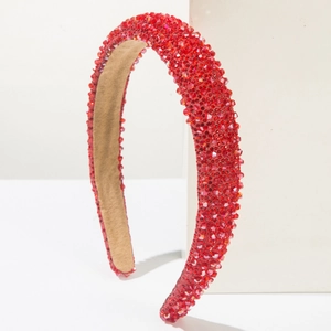 Detail eines roten Strass-Haarreifs mit funkelnden Facetten und weichem Samtfutter