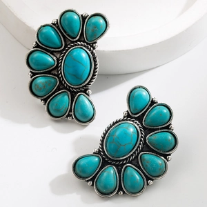 Détail de boucles d'oreilles éventail turquoise vintage avec motifs floraux bohèmes
