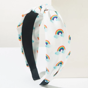 Modieuze geknoopte hoofdband met kleurrijke regenboog en wolken op witte stof