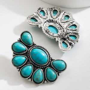 Détail macro de boucles d'oreilles vintage avec pierres turquoise et finition argent antique