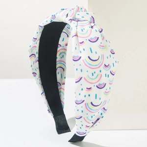 Detailweergave van de witte geknoopte hoofdband met regenboog en smiley-print voor dames