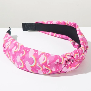 Detailopname van roze haarband met regenboogprint, modieuze knoop en antislip binnenkant