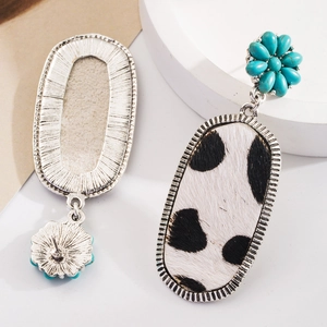 Détail de boucles d'oreilles bohèmes avec pierres turquoises et texture en fausse fourrure