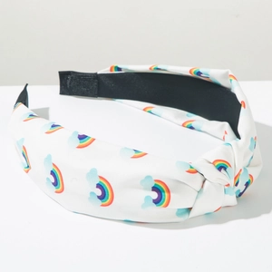 Detail van witte geknoopte hoofdband met regenboogprint en zwarte antislip binnenvoering