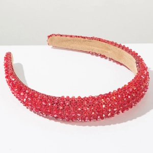 Detail eines roten Strass-Haarreifens mit funkelnden Kristallen und rutschfestem Futter