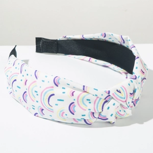 Detail van de witte geknoopte hoofdband met kleurrijke regenboogprint en antislipvoering