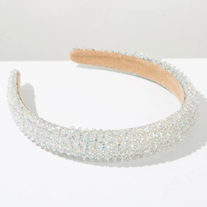Detail eines gepolsterten Haarreifs mit glitzernden Kristallen und Futter