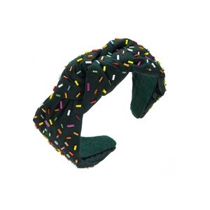 Cerchietto largo verde fatto a mano con perline colorate e design a nodo sulla parte superiore