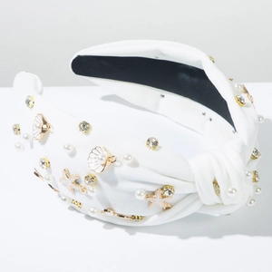 Detailweergave van de oceaan hoofdband met schelpen, parels en gouden zeesterren