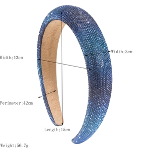Serre-tête rembourré brillant avec strass dégradé bleu sur fond blanc immaculé