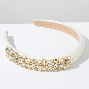 Detailansicht des weißen gepolsterten Satin-Haarreifs mit glitzernden Kristalldetails
