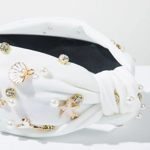 Detailweergave van de oceaan hoofdband met witte parels, schelpen en zeesterrenhangers