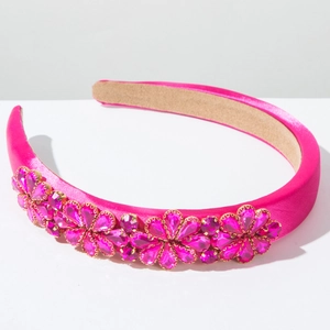 Detailansicht des rosa Satin-Haarreifs im Barockstil mit funkelnden Strass-Blumenmustern