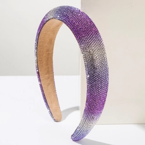 Vue détaillée d'un serre-tête éponge avec strass violets dégradés et doublure en daim
