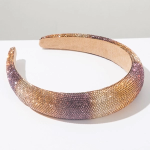 Détail macro du serre-tête rembourré avec strass dégradés et doublure antidérapante
