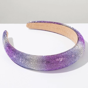 Détail de strass dégradés violets et argentés sur serre-tête large rembourré
