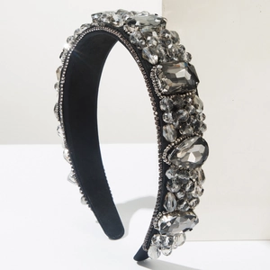 Détail d'un serre-tête baroque de luxe avec cristaux et strass cousus main sur tissu noir