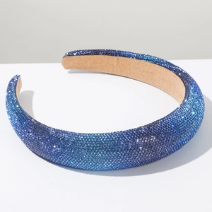 Détail du serre-tête rembourré à dégradé bleu avec couverture complète de strass brillants