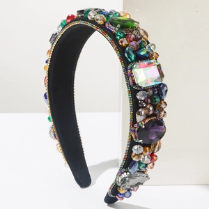 Détail d'un serre-tête baroque de luxe avec cristaux colorés et perles cousues main
