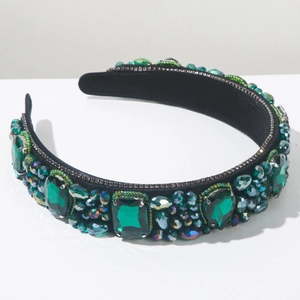 Détail d'un serre-tête baroque avec cristaux émeraude et strass aurore sur velours noir