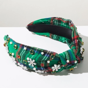 Détail du serre-tête de Noël avec tissu à carreaux vert, perles et flocons de neige argentés