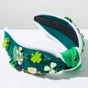 Détail du serre-tête St. Patrick avec trèfles verts, strass et décor de chope de bière
