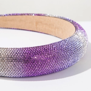 Détail des strass brillants sur le serre-tête épais en éponge avec doublure douce