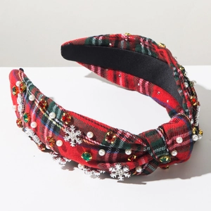 Détail du serre-tête de Noël avec tissu écossais rouge et vert, flocons et perles