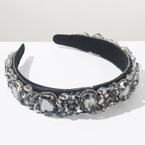 Détail macro du serre-tête baroque de luxe avec cristaux gris et strass cousus à la main