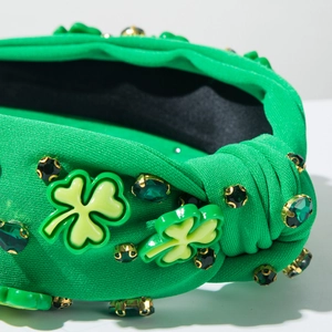 Détail d'un serre-tête vert de la Saint-Patrick avec strass et ornements de trèfles