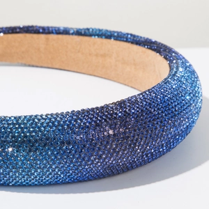 Détail de strass bleus dégradés sur un serre-tête rembourré de style coréen