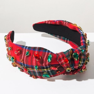 Détail du serre-tête écossais de Noël avec strass rouges et verts et nœud latéral