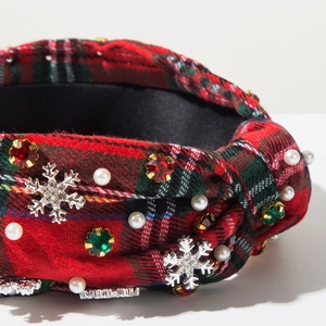 Détail de serre-tête de Noël à carreaux avec strass, perles et flocon de neige argenté