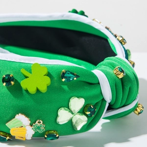 Détail du serre-tête Saint-Patrick avec trèfle serti de bijoux et breloque bière