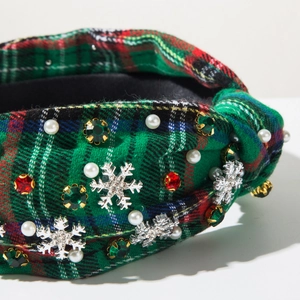 Détail d'un serre-tête de Noël avec motif écossais, perles blanches et strass brillants