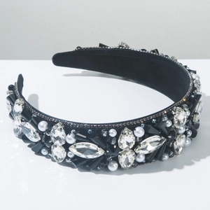 Detaillierte Nahaufnahme des Luxus-Samtstirnbands mit Kristallen und Perlen