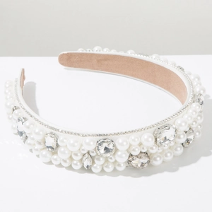 Détail d'un serre-tête large de luxe avec perles et cristaux sur tissu satiné blanc