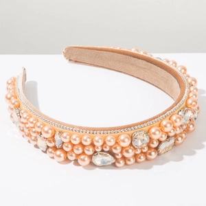Vue détaillée du serre-tête en velours orné de perles champagne et de strass de luxe