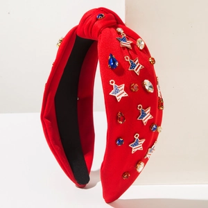 Détail du serre-tête noué rouge avec strass colorés et breloques étoiles drapeau USA