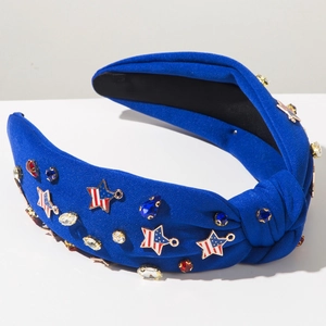 Détail du serre-tête noué bleu avec étoiles drapeau USA et strass colorés à facettes